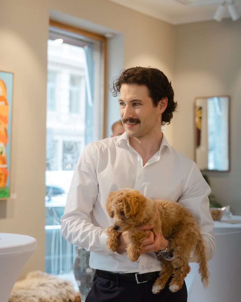 Gjest med hund inne i Reflection Ink Studio i Oslo
