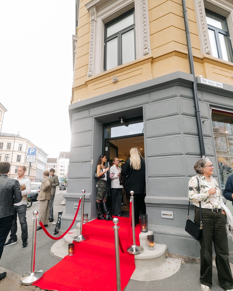 Inngangspartiet til Reflection Ink Studio i Oslo, med rød løper og gjester utenfor